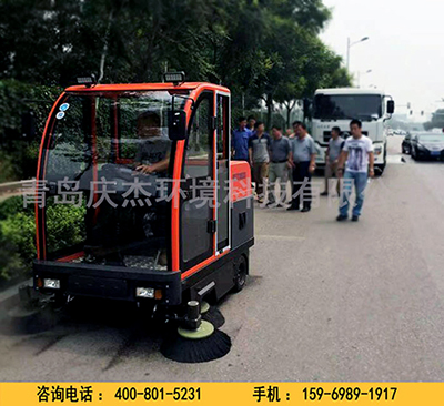 使用駕駛式掃地車(chē)清潔更輕松用駕駛式掃地車(chē)打掃環(huán)境衛(wèi)生可以使麻煩勞重的清潔工作變得輕松許多